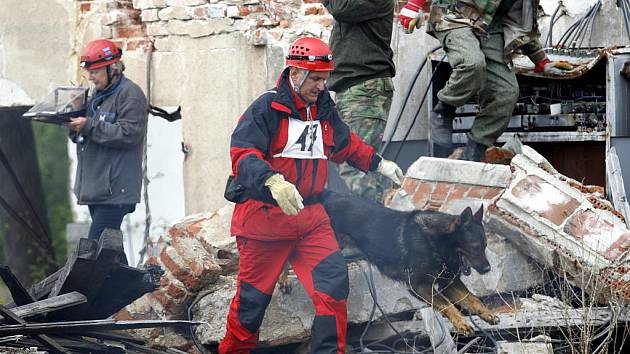 Intercup Humanity - mezinárodní přebor záchranných psů pořádaný Jihočeskou záchrannou brigádou kynologů v Horní Stropnici, v sutinách v Trhových Svinech a na vodní hladině Lipna v Přední Výtoni. Oldřich Hlavačka a pes Dark hledají zraněné v sutinách.