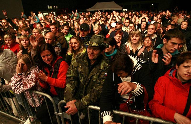 Tlustá Berta - koncert k 20. výročí existence kapely v areálu jindřichohradeckého lihovaru. S frontmanem Michalem Chramostou. 