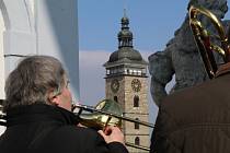 Trubači orchestru opery Jihočeského divadla opět hráli ze střechy českobudějovické radnice.