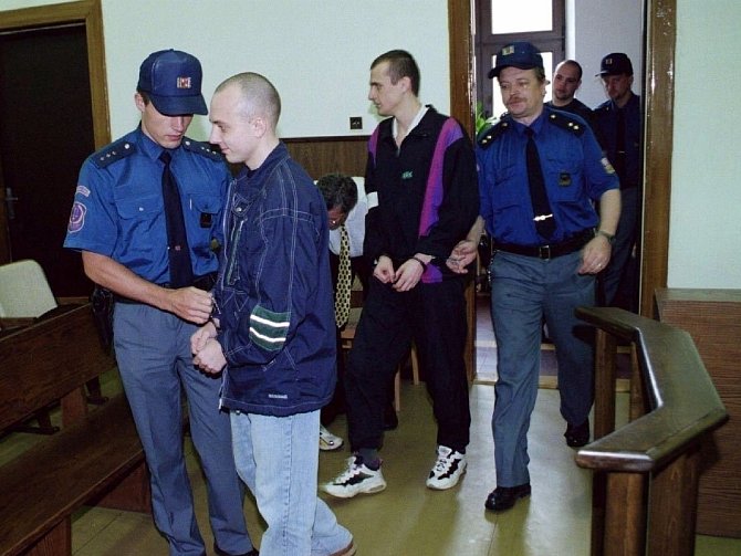 Vězeňská služba přivádí dvaadvacátého června před 25 lety (zleva) Martina Pomijeho, Zdeňka Habicha a Jaroslava Churáčka před senát Krajského soudu v Táboře.