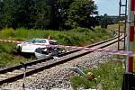 Tragický střet auta s vlakem na železničním přejezdu u Nedabyle na Českobudějovicku si vyžádal lidský život.