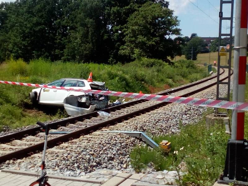 Tragický střet auta s vlakem na železničním přejezdu u Nedabyle na Českobudějovicku si vyžádal lidský život.