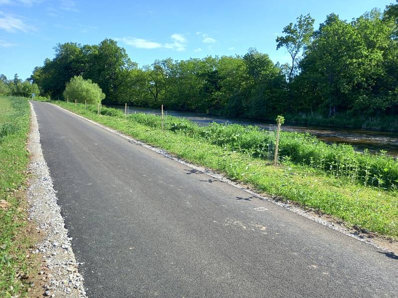 Stezka pro pěší a cyklisty z Boršova nad Vltavou do Plané zahajuje zkušební provoz. Kolaudační řízení se konalo 26. května 2022.