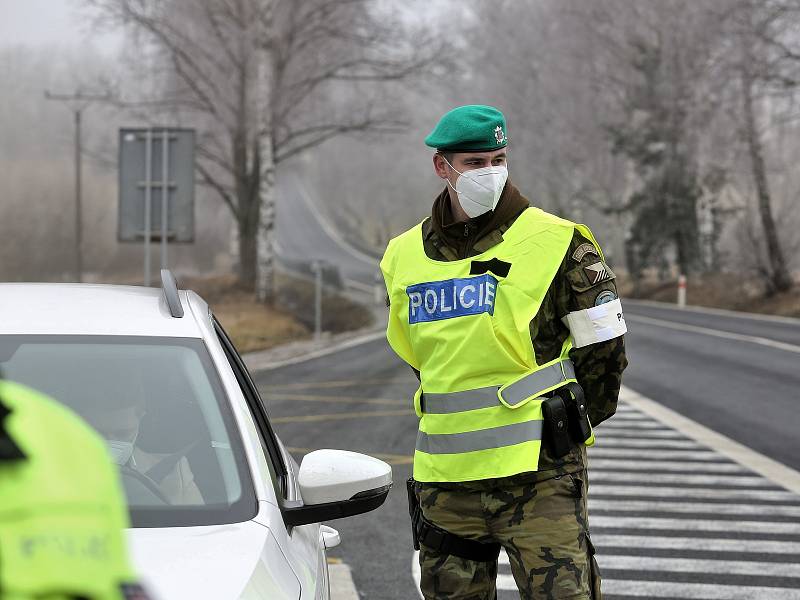 Policejní kontroly na hranicích jihočeských okresů posílili v úterý 2. března vojáci.