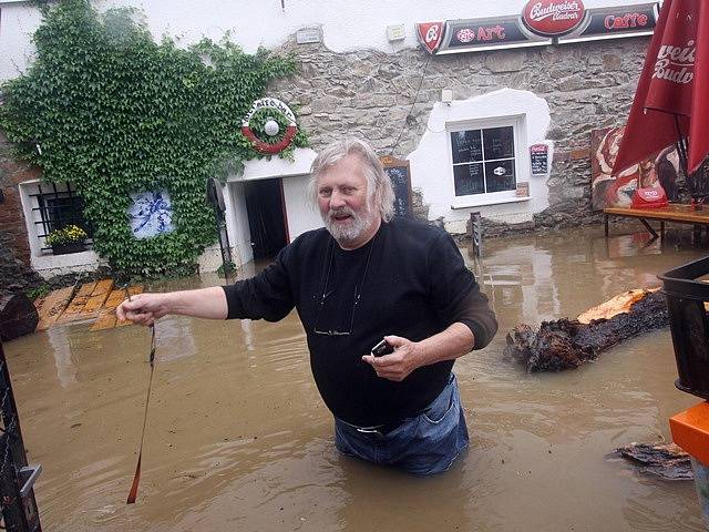 Ladislav Hodný u svého domu v Týně nad Vltavou.