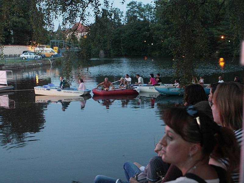 Páteční večer na hladině slepého ramene ovládl Josef Laufer a Rozhlasový swingový orchestr ČRO Č. Budějovice