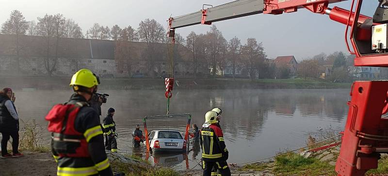 Otužování tak trochu jinak. Řidič v Týně nad Vltavou zaparkoval uprostřed řeky.