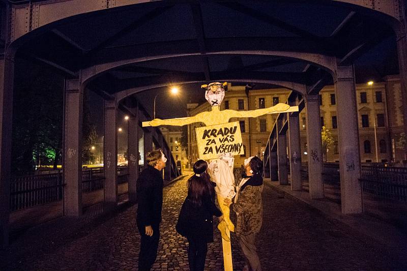 Studenti v Českých Budějovicích zvolili jako protest proti ministrovi financí Andreji Babišovi netradiční instalaci jen několik desítek metrů od budovy Krajského soudu.