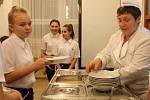 Školní jídelna v Dubném předvedla, jak vaří. Na ukázkové hostině se sešli zvědaví rodiče, ale i jejich potomci.