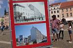 Velkoformátové fotografie českobudějovického fotografa Milana Bindera s názvem Když století městem proletí na náměstí v Českých Budějovicích.