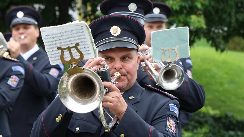 Hudba Hradní stráže a Policie ČR hrála v areálu budějovické nemocnice jako poděkování zdravotníkům za nasazení v době pandemie.