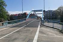 O tři týdny dříve skončily opravy Modrého mostu u Polikliniky Jih a na místě je tak obnoven běžný provoz.