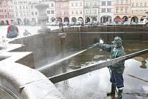 Kašna na náměstí Přemysla Otakara II. v Českých Budějovicích prošla podzimní očistou.