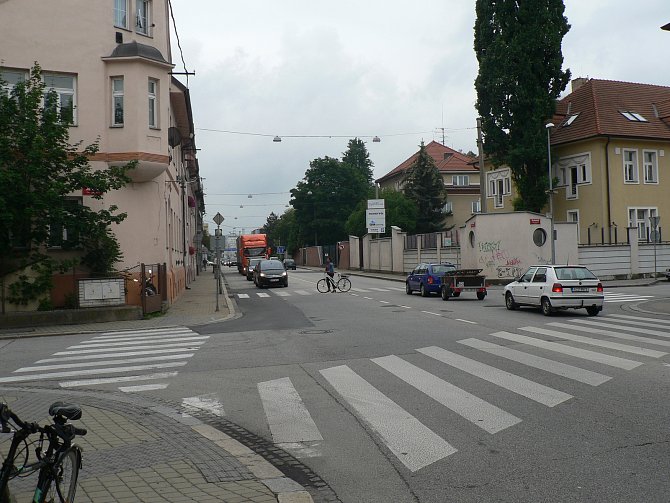 Mánesovu ulici v Českých Budějovicích (na snímku křižovatka s Dukelskou ulicí) chce Jihočeský kraj v roce 2019 modernizovat a zřídit další světelně řízené přechody.