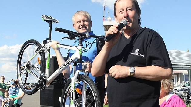 MĚSTO Jindřichův Hradec cyklistům fandí. Na snímku starosta Stanislav Mrvka (vpravo) a místostarosta Bohumil Komínek.