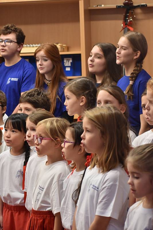 Ve středu 7. prosince se uskuteční 12. ročník akce Česko zpívá koledy. Chybět nebude Dětský folklorní soubor Bárováček.