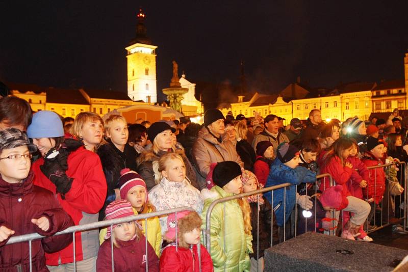 Rozsvícení vánočního stromečku a adventní trhy na českobudějovickém náměstí.