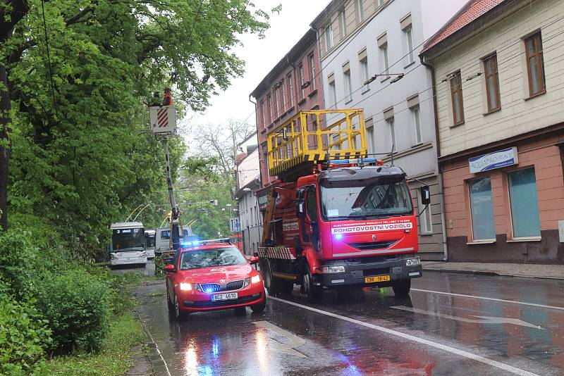 Strom spadl v ulici Na sadech v Českých Budějovicích do troleje. Doprava v krajském městě kolabuje.
