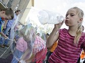 Hrátky s bublinami si v pátek užívaly děti před DK Metropol. 