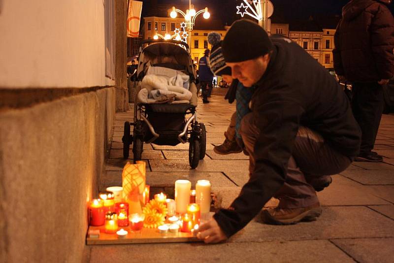 Lidé již zapalují svíčky u radnice na náměstí Přemysla Otakara II.