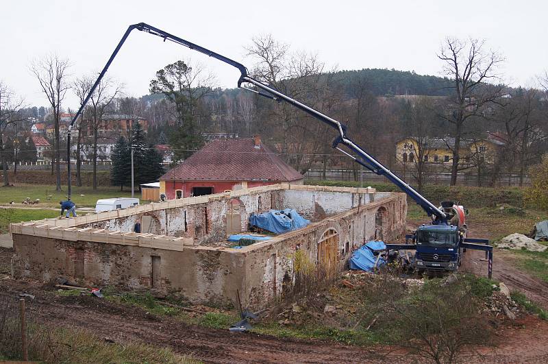 Jak šel čas s původně renesanční tvrzí v Kolodějích nad Lužnicí. Novou tvář dostal nejen samotný zámek, ale i přilehlý park či kaple.