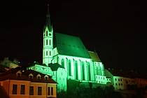 Zeleně v pátek svítil chrám sv. Víta v Českém Krumlově.