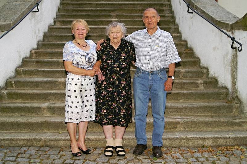 96 let, rok 2017. S dcerou a synem ve Svatém Jáně nad Malší.