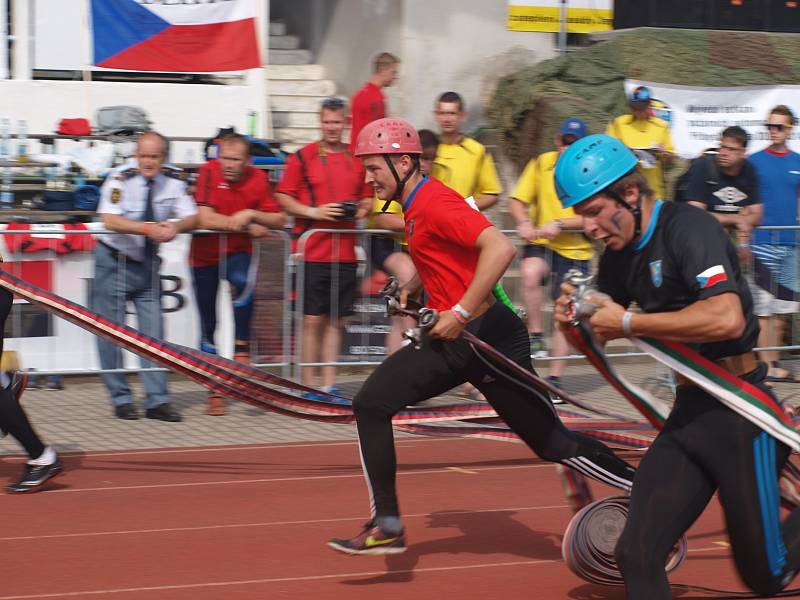 Druhým dnem pokračuje v sobotu hasičské mistrovství republiky. Ráno soutěžili dobrovolní hasiči v běhu na 100 metrů s překážkami.