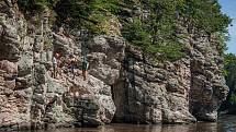 Na skále nad Vltavou mezi Hlubokou a Purkarcem je nová via ferrata, vhodná je i pro rodiny s fyzicky zdatnými dětmi.