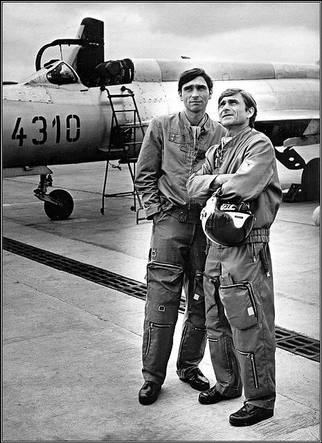 Nadřízeným mladého pilota byl mjr. Levý v podání herce Ladislava Mrkvičky (vpravo).