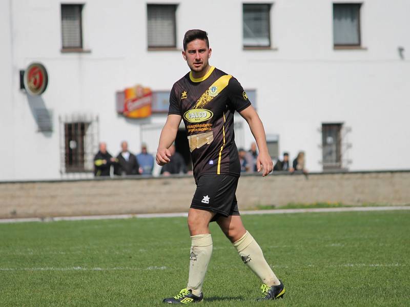 V 16. kole I.A třídy fotbalisté Čtyř Dvorů poprvé v sezoně okusili na vlastním stadionu hořkost porážky. Nové Včelnici podlehli 0:4 a jejich velká série skončila. V dalším kole svěřenci trenéra Roberta Čepičky přivítají Hrdějovice.