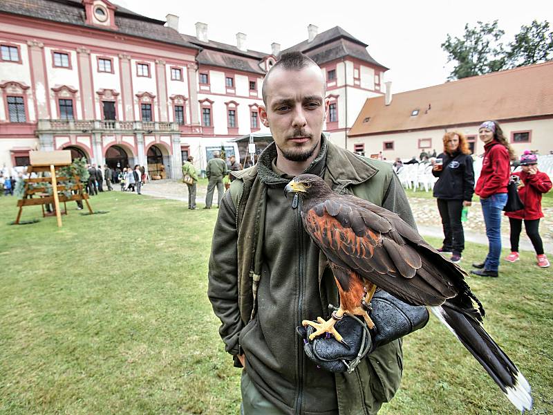 Do loveckého zámku Ohrada na Hluboké se sjeli myslivci. Nejen oni si tu celou sobotu mohli užívat Národní myslivecké slavnosti. Jedním z vrcholů bylo Mistrovství republiky ve vábení jelenů.