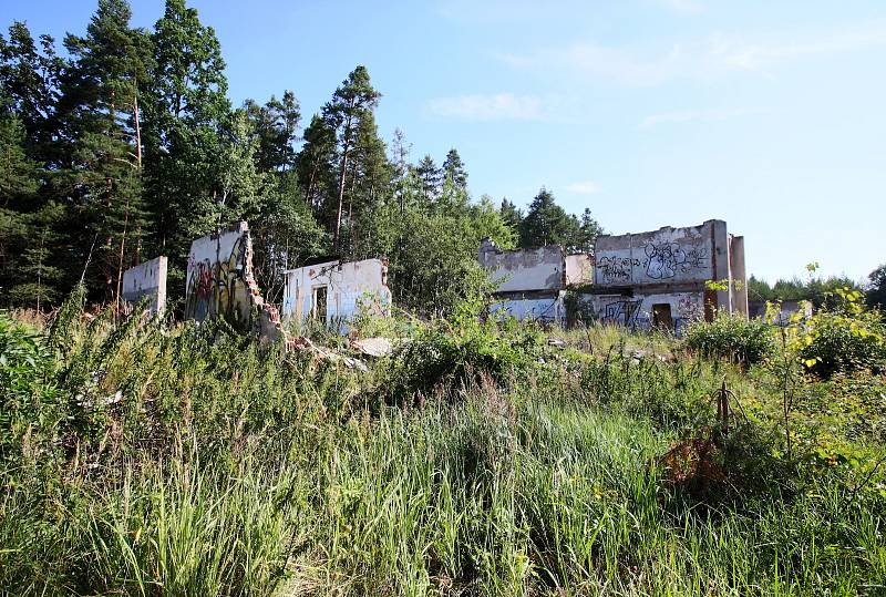 Na místě nedostavěné raketové základny, kterou před revolucí v Homolích budovali vojáci, možná vyroste nová ženská věznice.