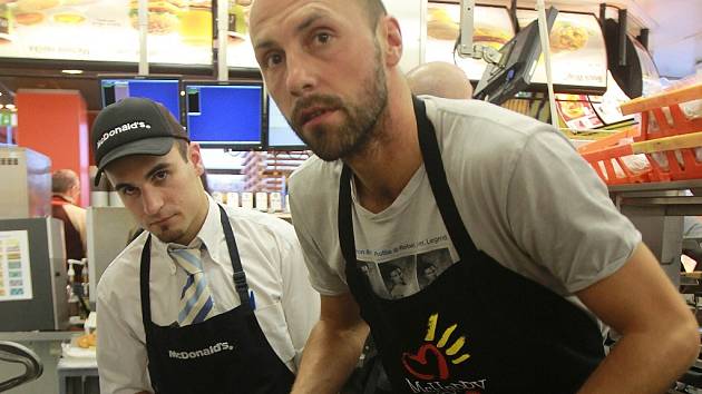 Roman Lengyel při charitativní akci v budějovickém McDonaldu.