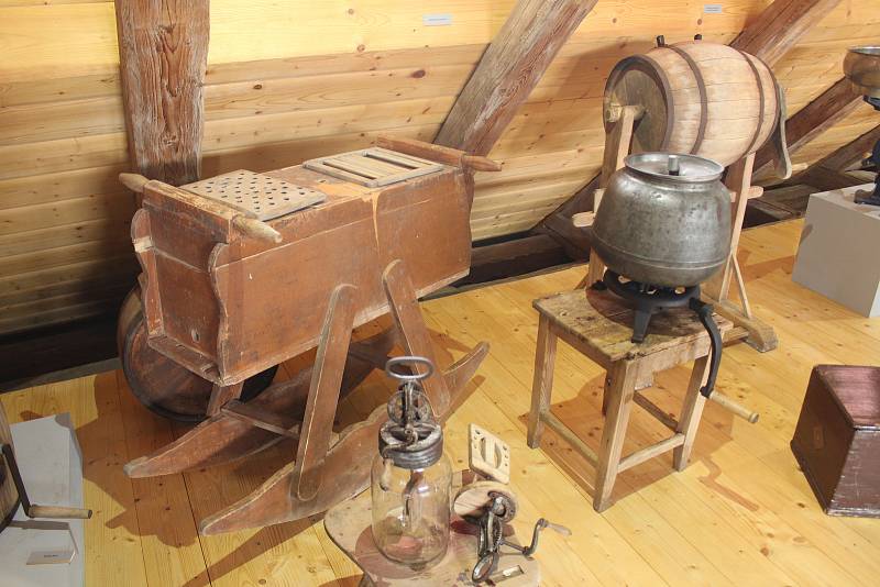 V Muzeu zemědělské techniky v Netěchovicích u Týna nad Vltavou mají máselnice, tkalcovský stav, dobový nábytek, nádobí, předměty denní potřeby, historické vozy, oje, oračky, staré traktory a originální agrohopsárium.