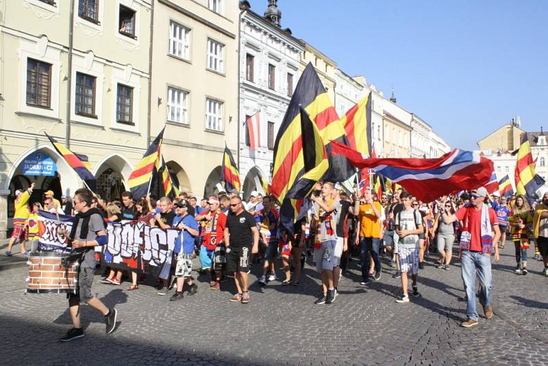 Slavnostní pochod českobudějovických hokejových fanoušků městem na první domácí utkání Motoru České Budějovice.