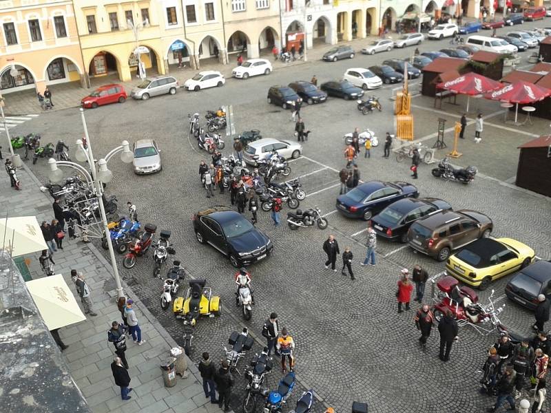 Vánoční motosraz na českobudějovickém náměstí.