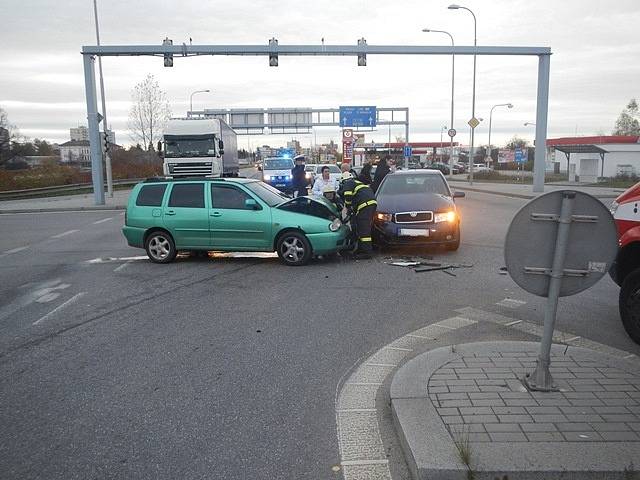 Nehoda na křižovatce ulic Jírovcova a Nádražní.