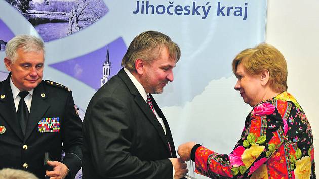 Hejtmanka Jihočeského kraje Ivana Stráská a ředitel HZS Jihočeského kraje Lubomír Bureš ocenili Davida Slepičku za záchranu života mladého chlapce.