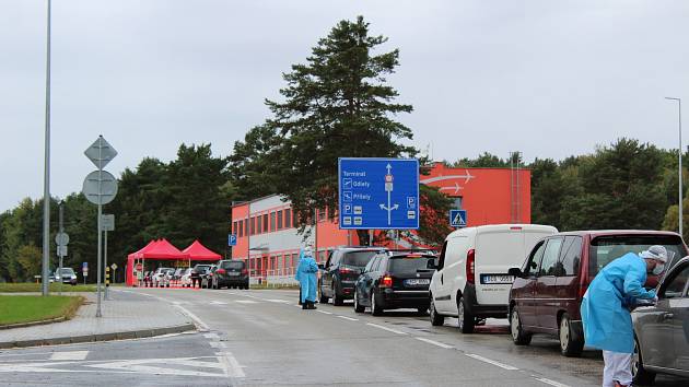 V areálu letiště v Plané u Českých Budějovic bylo odběrné místo na testy na covid pozastaveno. Ilustrační foto.