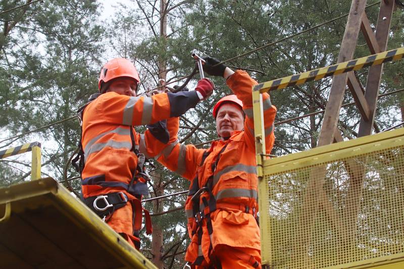 Oprava elektrifikované železniční tratě u Hluboké nad Vltavou, kde se kvůli pádům stromů zastavily vlaky.