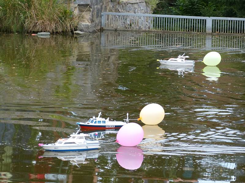 Ledeničtí lodní modeláři uspořádali v sobotu na rybníce Lazna soutěž autorů maket lodí.