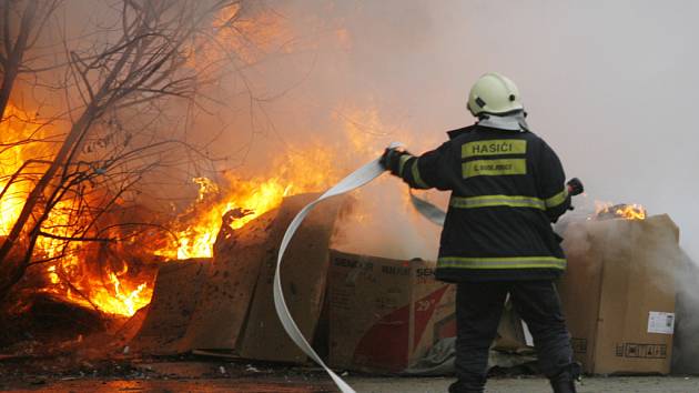 Páteční dopoledne likvidovali českobudějovicčtí hasiči požár ve starém skladišti na Pražské třídě, naproti obchodnímu domu Obi.