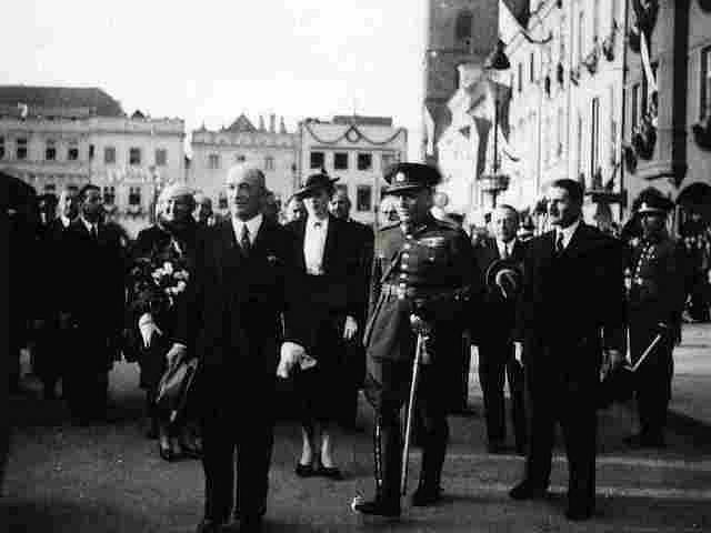 Edvard Beneš s manželkou v Českých Budějovicích, při cestě z hotelu Zvon na radnici.