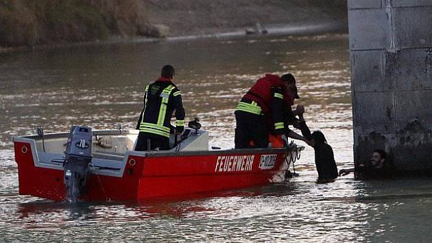 Uprchlíky z řeky zachránili hasiči.