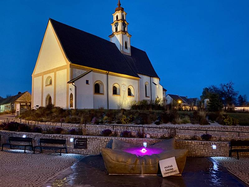 Městys Ševětín. Kostel sv. Mikuláše, v popředí upomínka na básníka Šimona Lomnického.