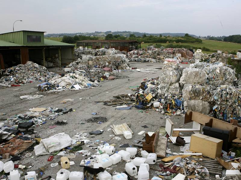 Skládka starých textilií, koberců a plastů u obce Hůry je volně přístupná a před prázdninami nebezpečná hlavně pro děti. 