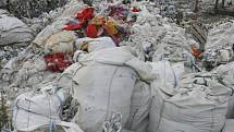 Skládka starých textilií, koberců a plastů u obce Hůry je volně přístupná a před prázdninami nebezpečná hlavně pro děti. 