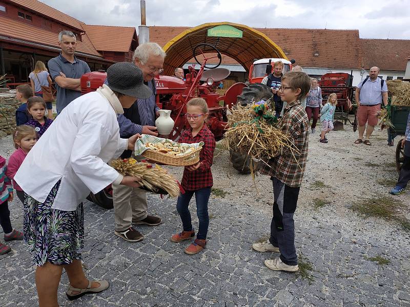 Sobotní dožínky v Jihočeském zemědělském muzeu v Netěchovicích u Týna nad Vltavou se vydařily.