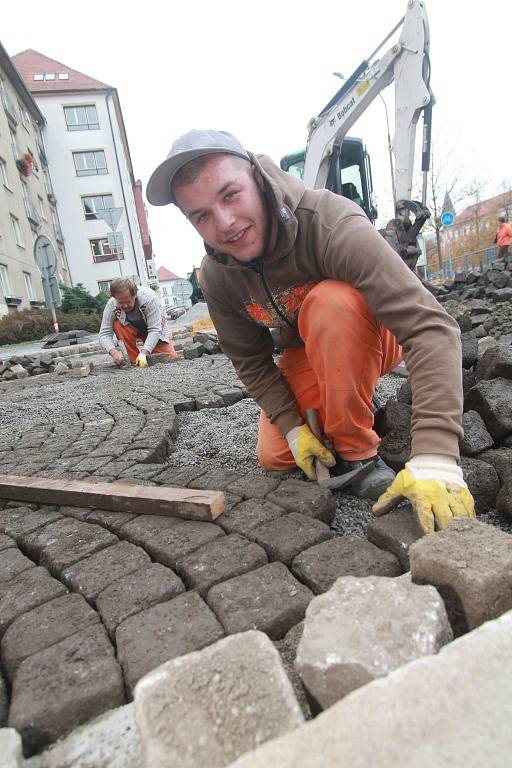 Josef Pekárek při pokládání posledních dlažebních kostek.